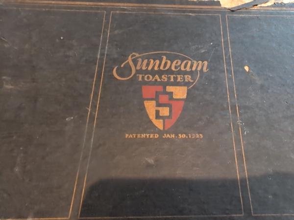 The box, revealing the same patent date as on the conncetor cover